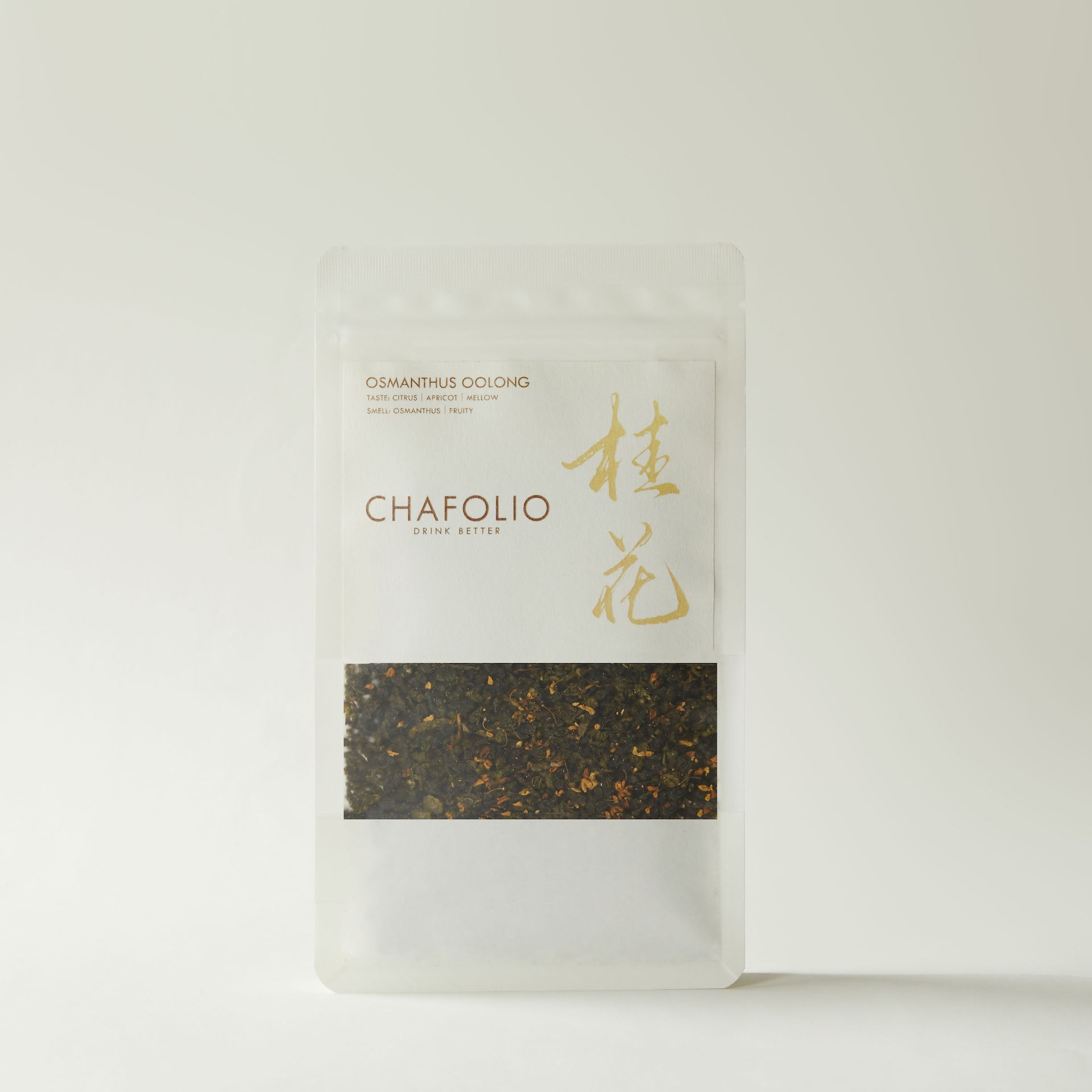 A clear pouch of Chafolio Osmanthus Oolong tea with a white label displaying gold Chinese characters and product information.